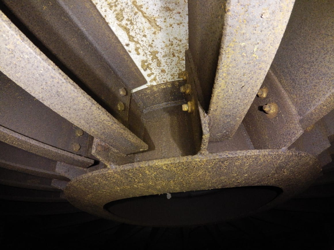Overview of the central attachment point for the rafters in the roof. In the original high-resolution version of the photo the treads on the bolts are easily identifiable.